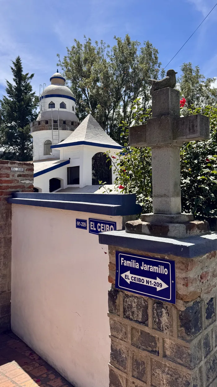 El letrero de la entrada con el apellido Jaramillo, sobre el muro blanco.